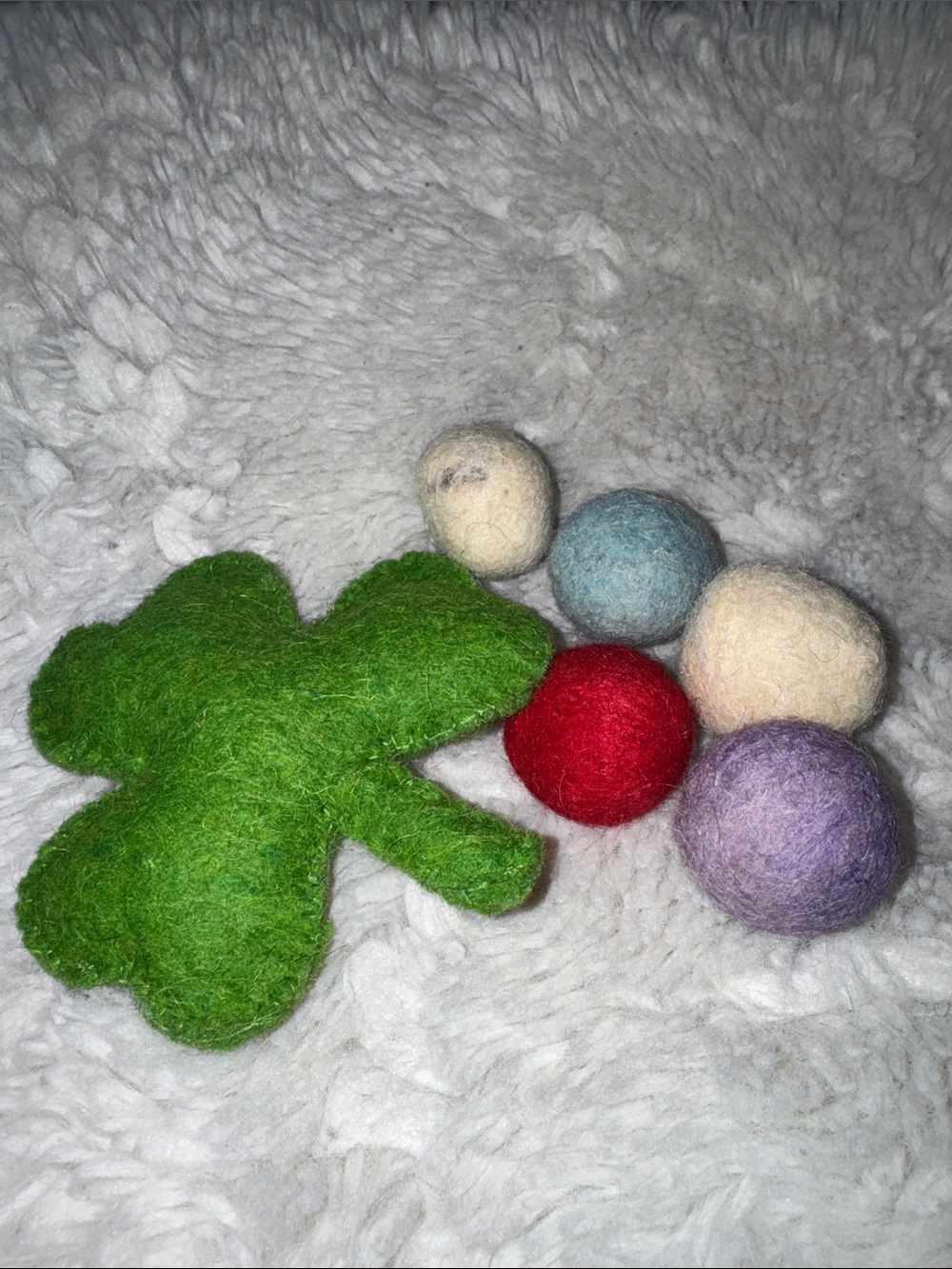 Cat toys 1 Green Felt Clover Toy with 5 Assorted Felt Balls - Toys